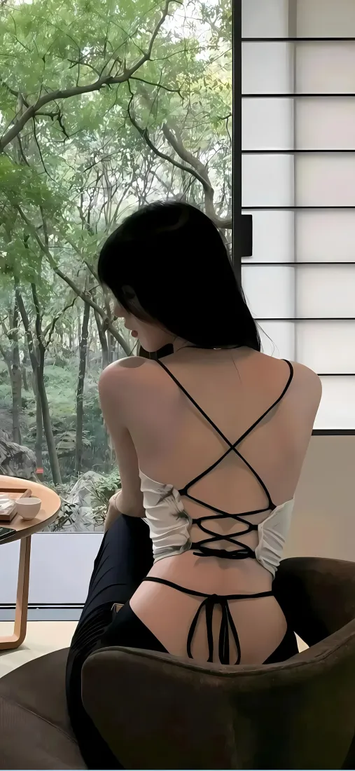 黑衣美女背影手机壁纸｜日式房间背景图片 - 露背装树林「哲风壁纸」