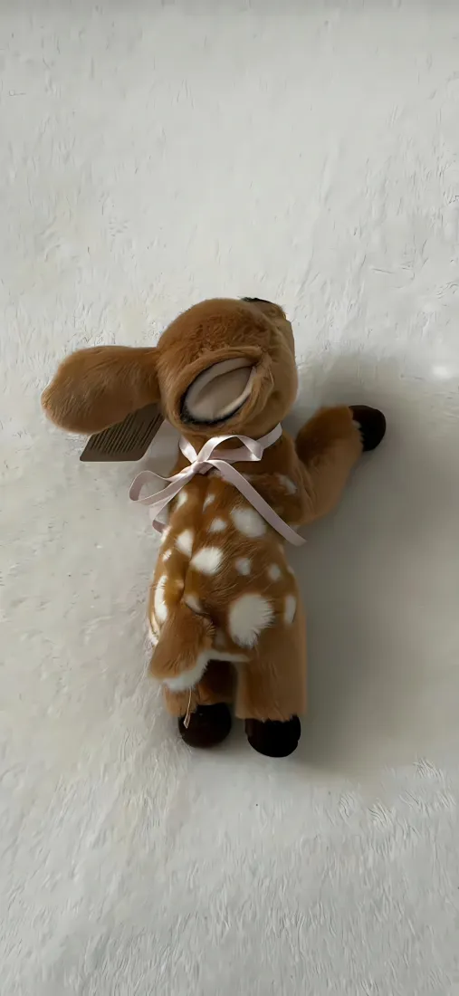 玩偶小鹿手机壁纸｜简约背景图片 - 可爱毛绒玩具「哲风壁纸」