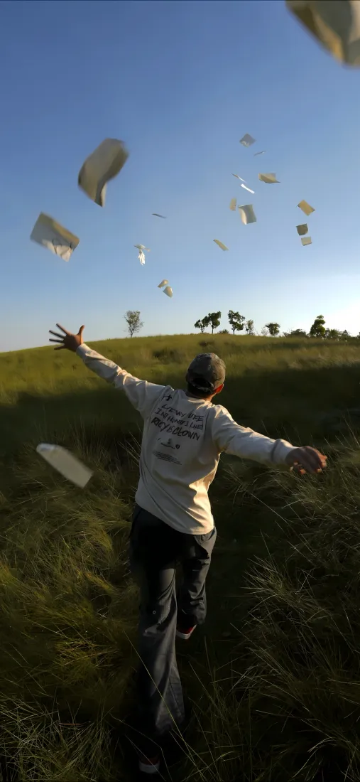 奔跑的男孩手机壁纸｜草原背景图片 - 自由纸飞机「哲风壁纸」