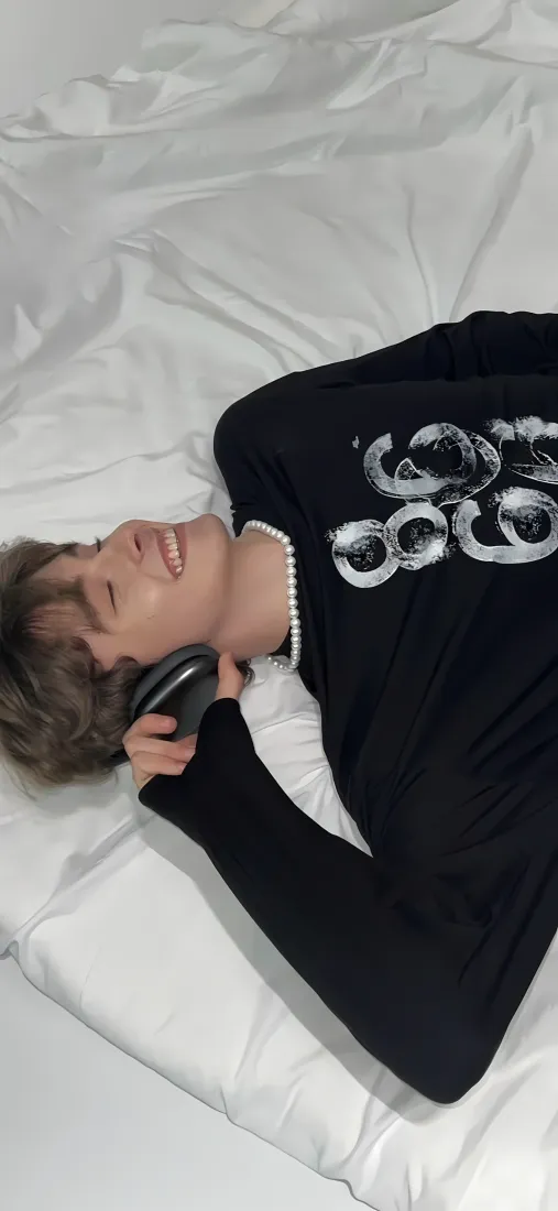 美式男孩手机壁纸｜简约背景图片 - 黑色上衣耳机「哲风壁纸」