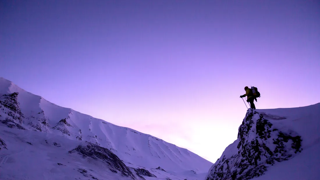 4k雪山壁纸｜紫色天空背景图片 - 雪景登山「哲风壁纸」