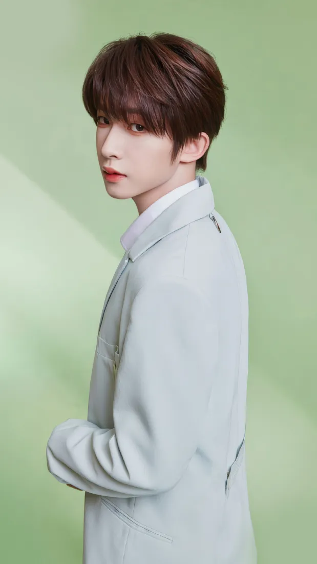 刘宇手机壁纸｜浅绿色背景 - 浅灰西装侧颜「哲风壁纸」