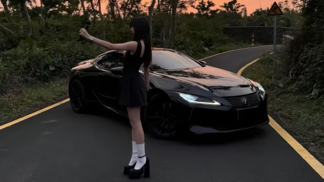 4k黑衣美女壁纸｜黑色跑车背景 - 黄昏道路「哲风壁纸」