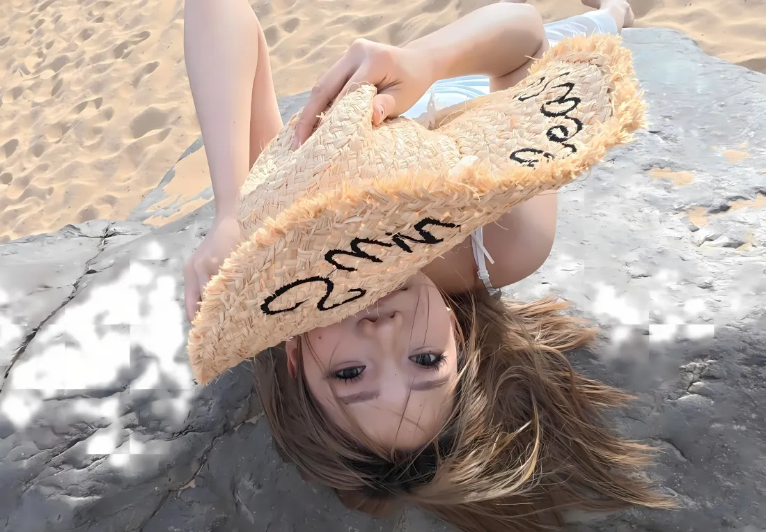 5k草帽美女壁纸｜海边石滩背景图 - 度假休闲「哲风壁纸」