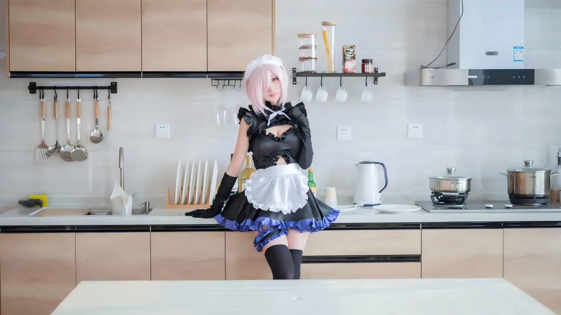 8k银发女仆壁纸｜厨房背景图片 - 居家美女「哲风壁纸」