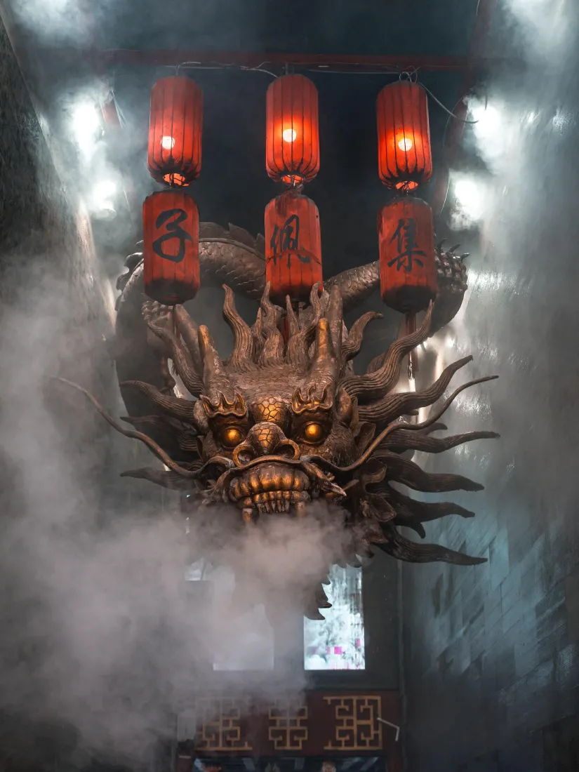 龙雕塑手机壁纸｜西安背景图片 - 红灯笼烟雾「哲风壁纸」