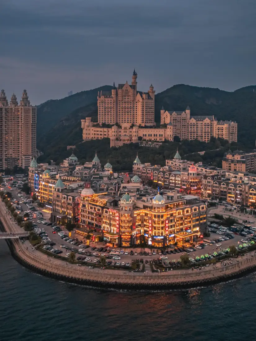 大连城堡夜景手机壁纸｜滨海建筑群背景图片 - 中国「哲风壁纸」