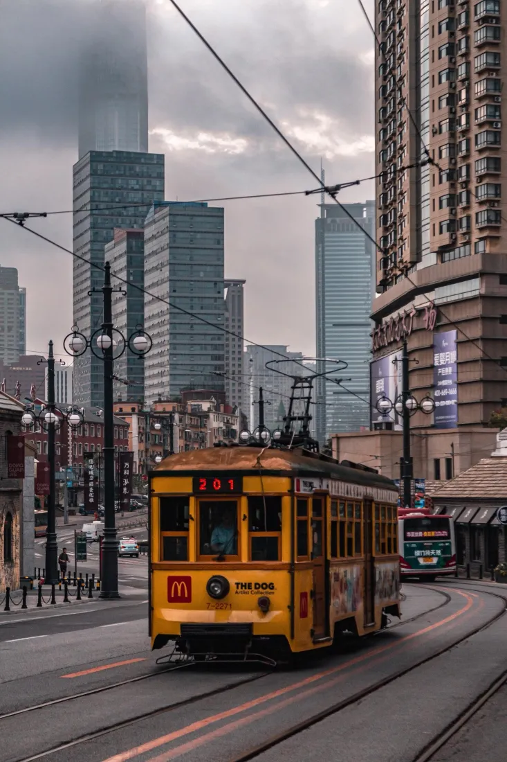大连有轨电车手机壁纸｜城市街景背景图片 - 现代建筑「哲风壁纸」