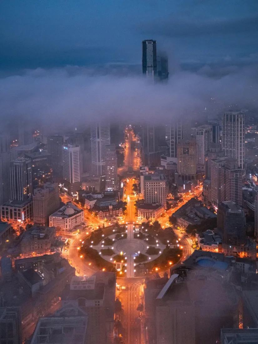 大连夜景手机壁纸｜云雾城市背景图片 - 建筑灯光「哲风壁纸」