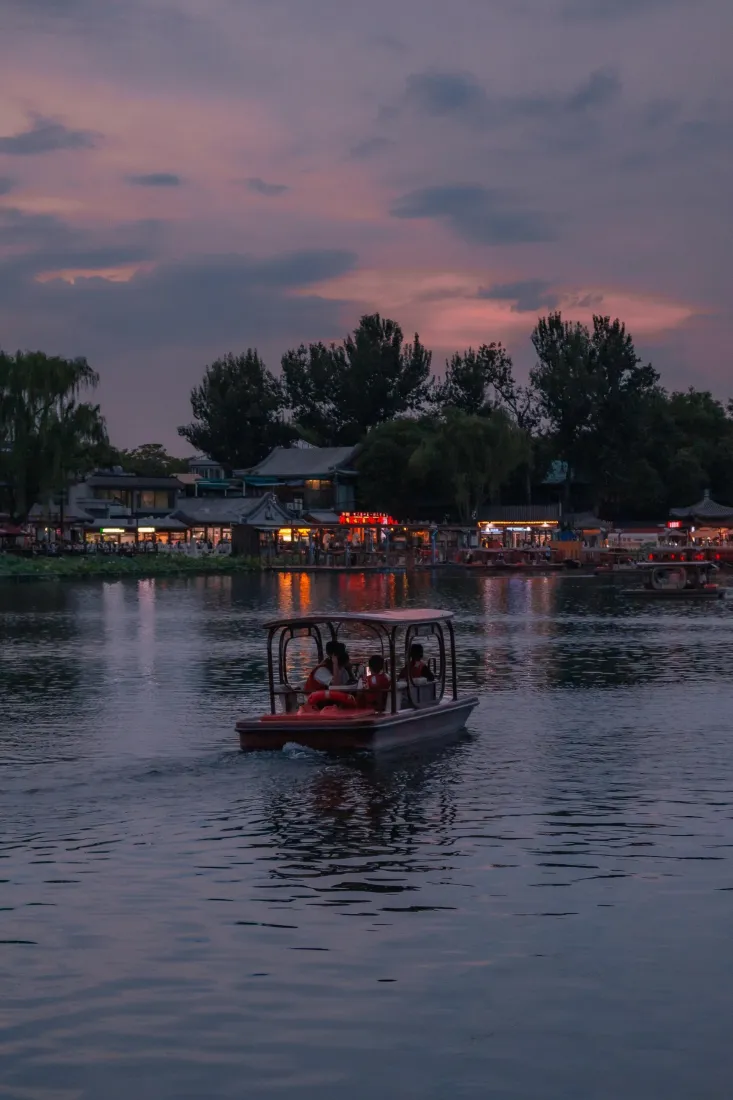 （北京湖泊手机壁纸｜黄昏游船背景图 - 中国风景）「哲风壁纸」