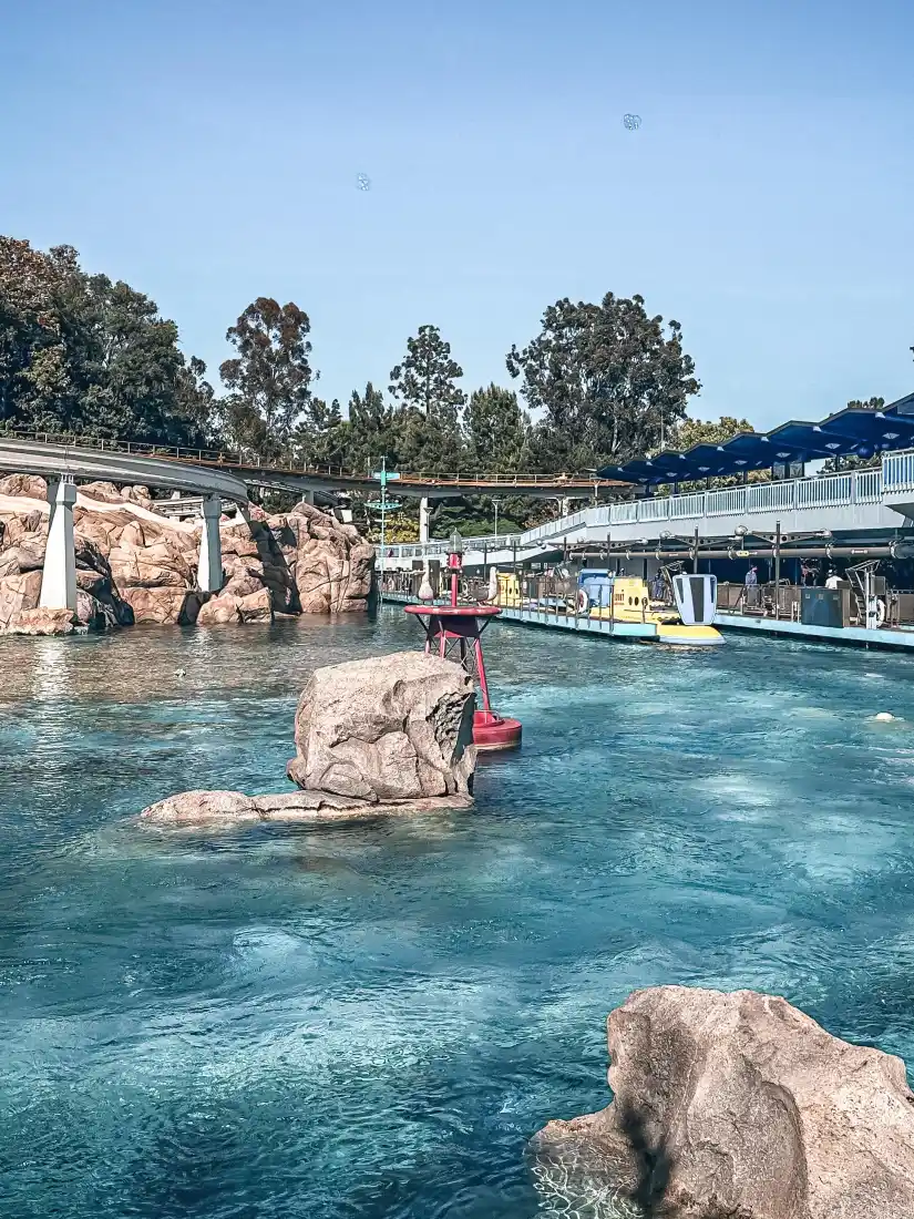 迪士尼水上乐园手机壁纸｜户外风景背景图片 - 岩石水道「哲风壁纸」