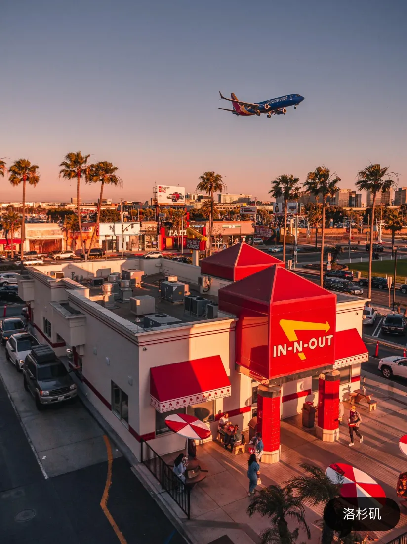 In-N-Out手机壁纸｜城市背景图片 - 日落飞机棕榈树「哲风壁纸」