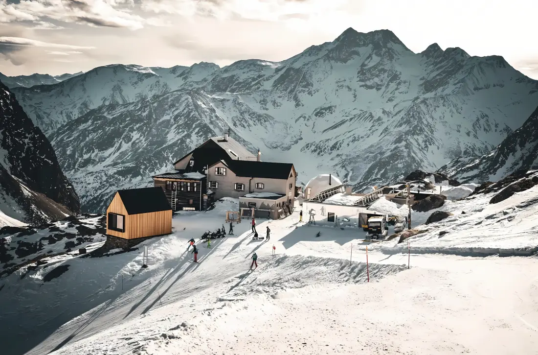 3k雪山房屋壁纸｜雪景背景图片 - 冬季山脉「哲风壁纸」