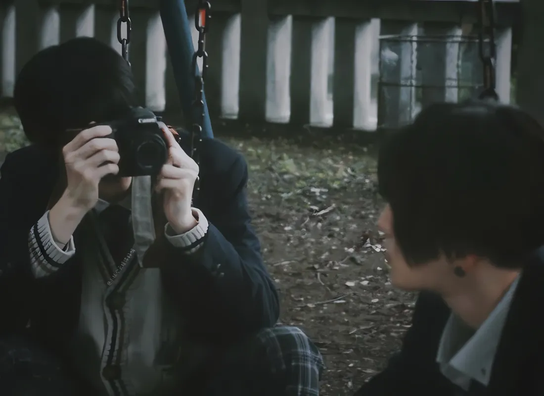 3k《美丽的他》壁纸｜户外背景 - 校服男生拍照「哲风壁纸」