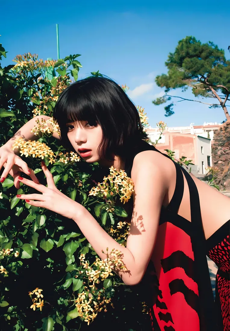 池田依来沙手机壁纸｜绿植蓝天背景图片 - 辣妹穿搭「哲风壁纸」