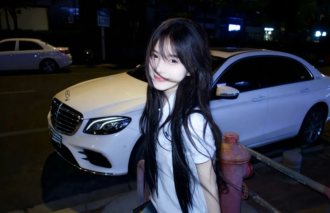 2k长发美女壁纸｜夜晚背景图片 - 白色轿车街景「哲风壁纸」