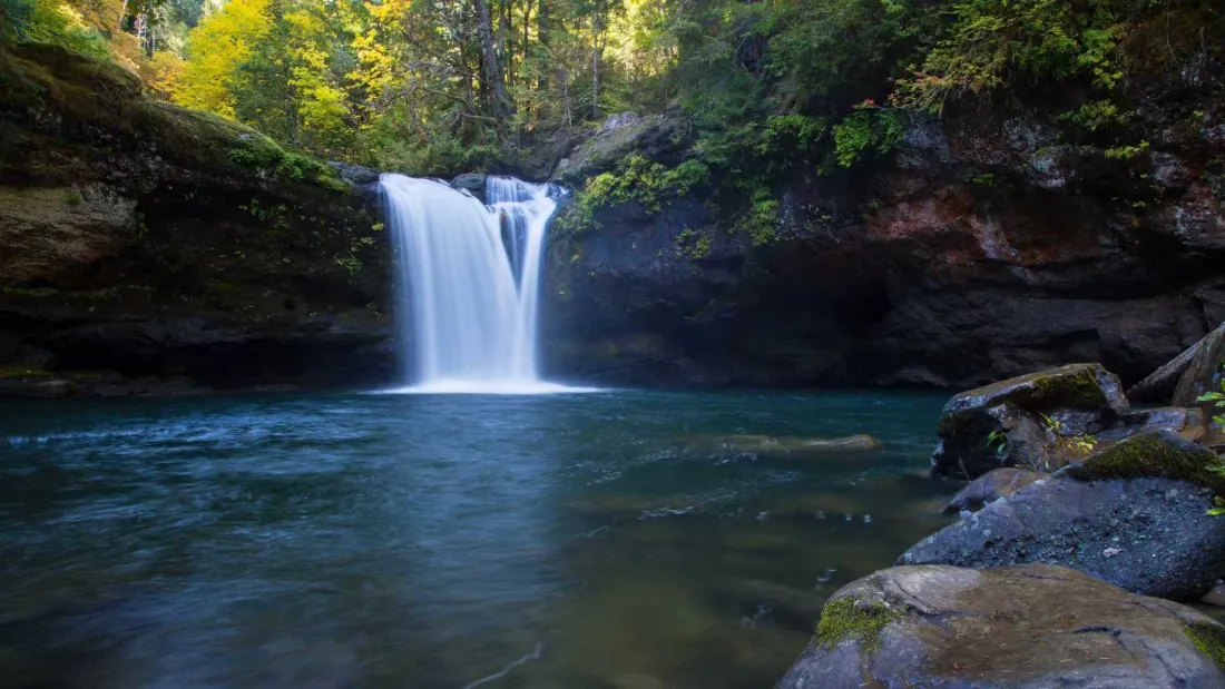 2k瀑布壁纸｜自然背景图片 - 森林湖水风景「哲风壁纸」