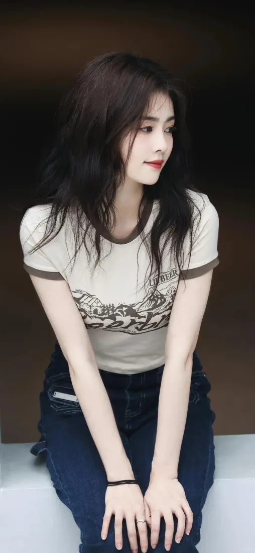 长发美女手机壁纸｜深色背景图片 - 性感穿搭「哲风壁纸」