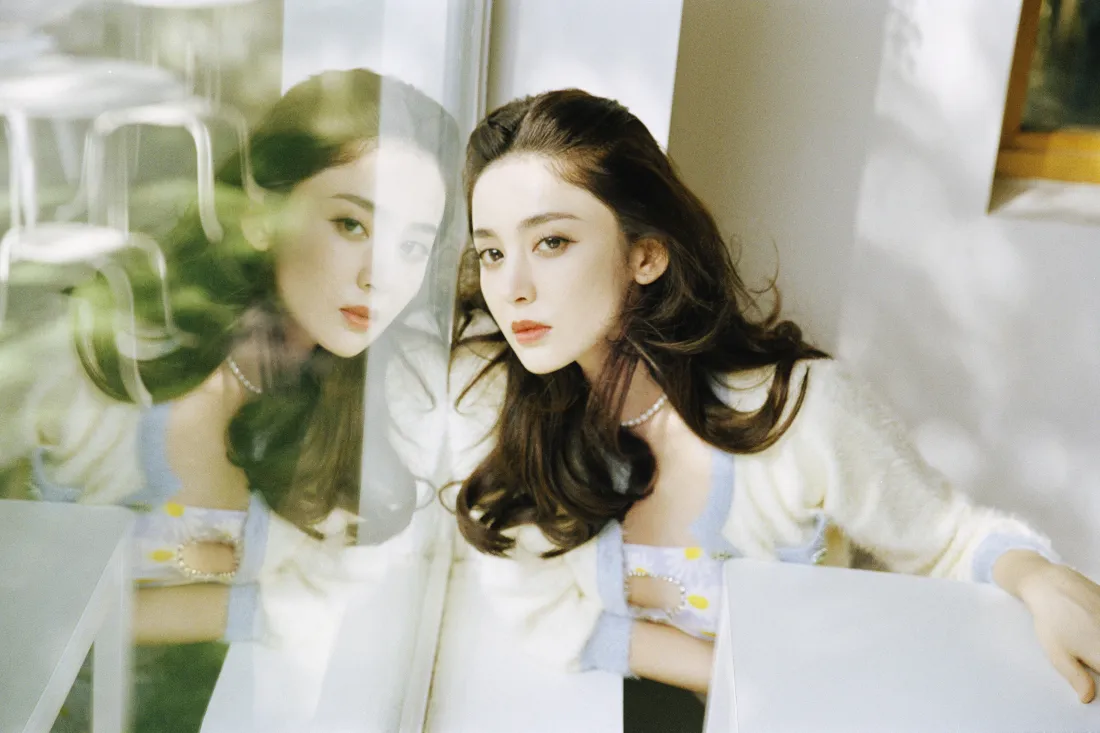 3k古力娜扎壁纸｜室内背景图片 - 长发卷发迷人「哲风壁纸」