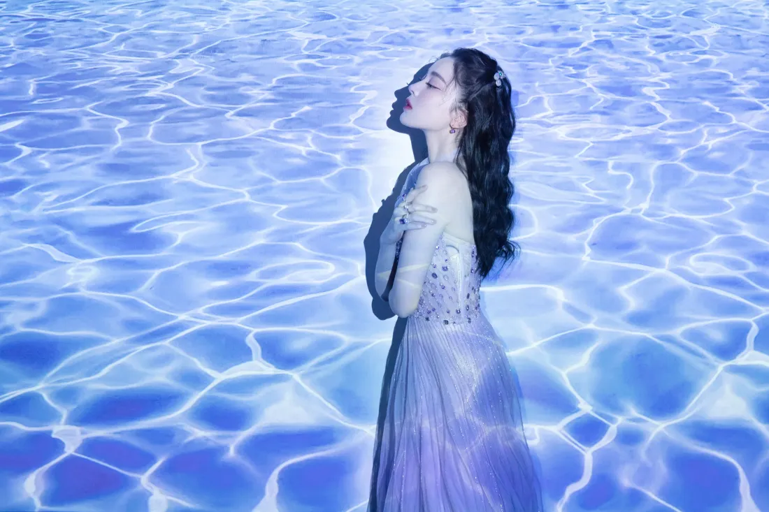 5k古力娜扎壁纸｜蓝色水纹背景图片 - 长裙写真「哲风壁纸」