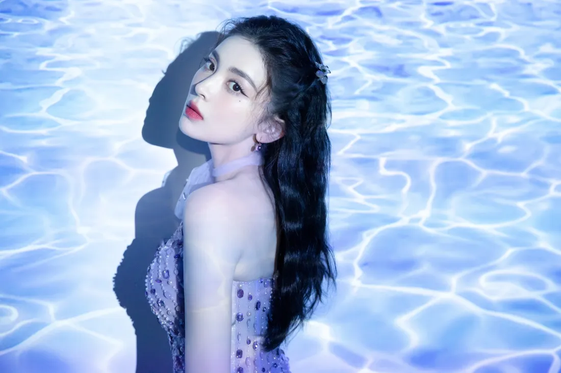 5k古力娜扎壁纸｜蓝色水波纹背景图片 - 紫色礼服「哲风壁纸」