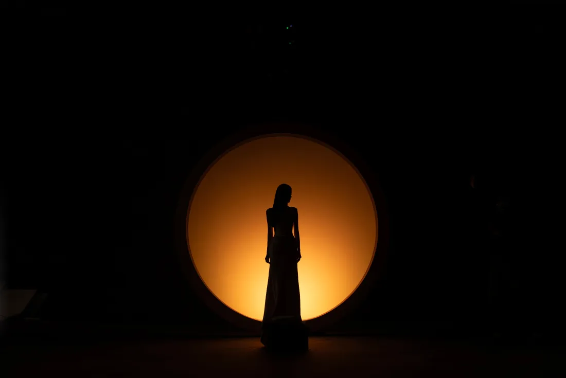 4k古力娜扎壁纸｜暖黄圆形光源 - 艺术剪影「哲风壁纸」