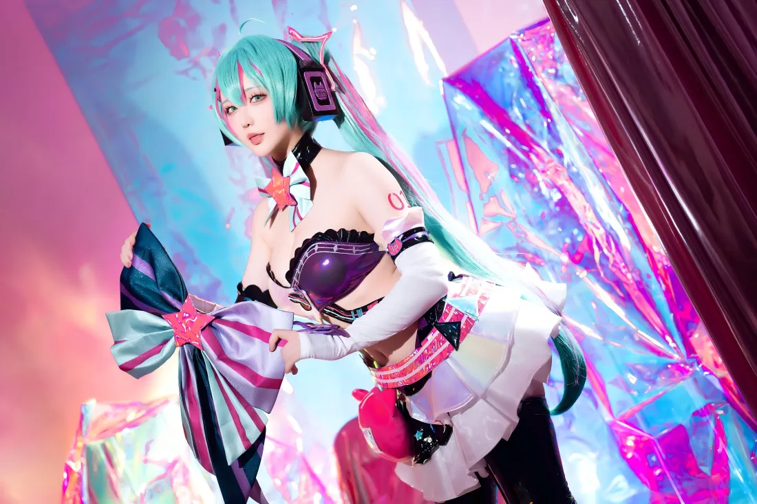 4k初音未来cos壁纸｜粉色背景图片 - 华丽服饰「哲风壁纸」