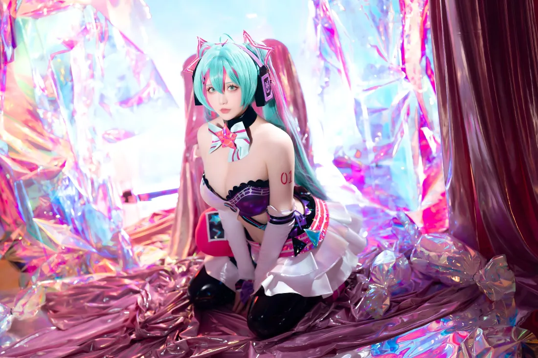 4k初音未来cos壁纸｜彩色背景 - 美女cosplay「哲风壁纸」