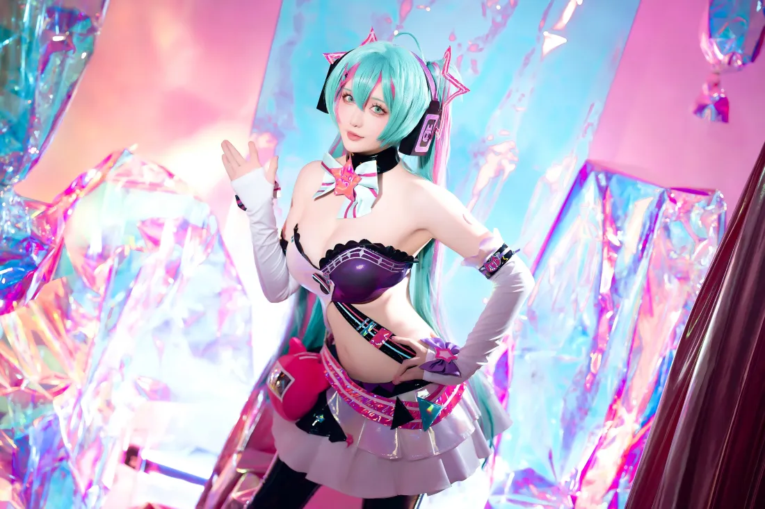 4k初音未来cos壁纸｜彩色背景 - 美女cosplay「哲风壁纸」