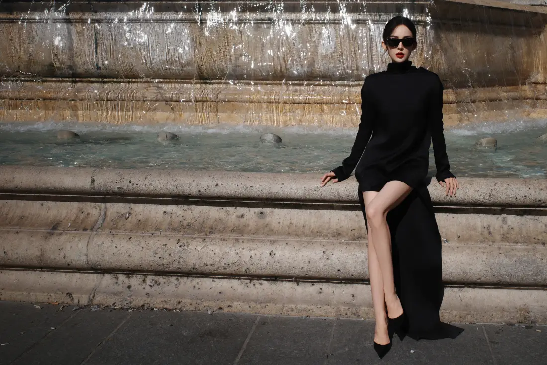 4k古力娜扎壁纸｜喷泉背景图片 - 黑色穿搭「哲风壁纸」