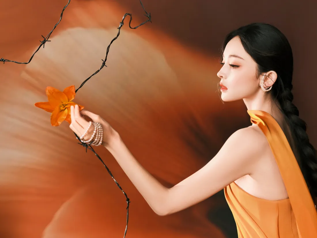 6k古力娜扎壁纸｜暖色调背景 - 橙色礼服持花「哲风壁纸」