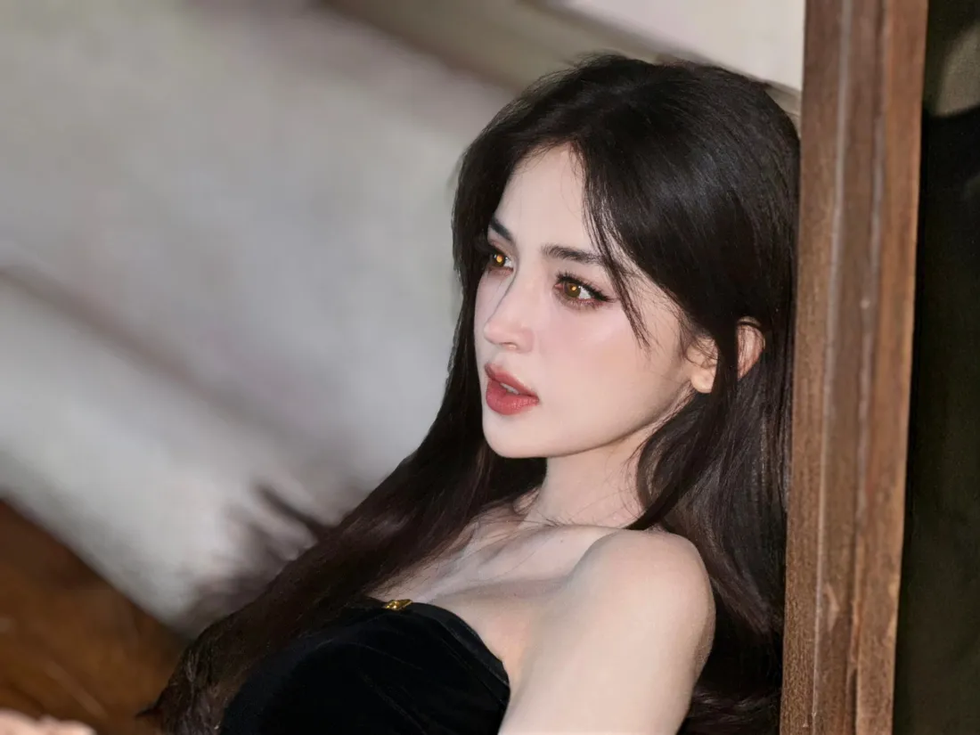 3k古力娜扎壁纸｜室内背景图片 - 黑色吊带裙「哲风壁纸」