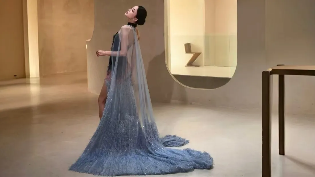 2k古力娜扎壁纸｜蓝色长裙背景图 - 室内时尚气质「哲风壁纸」