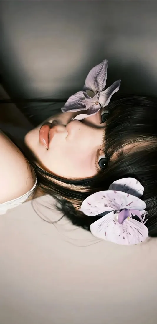 女孩侧卧手机壁纸｜灰调背景图片 - 紫色蝴蝶结「哲风壁纸」