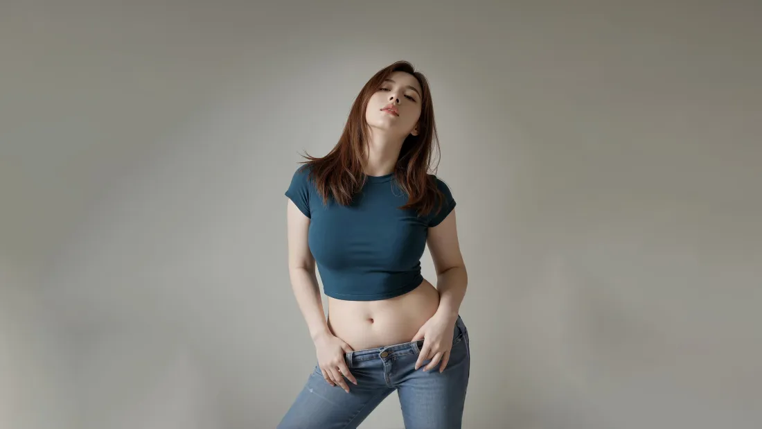 6k美女壁纸｜灰色背景图片 - 蓝色上衣牛仔裤露脐装「哲风壁纸」