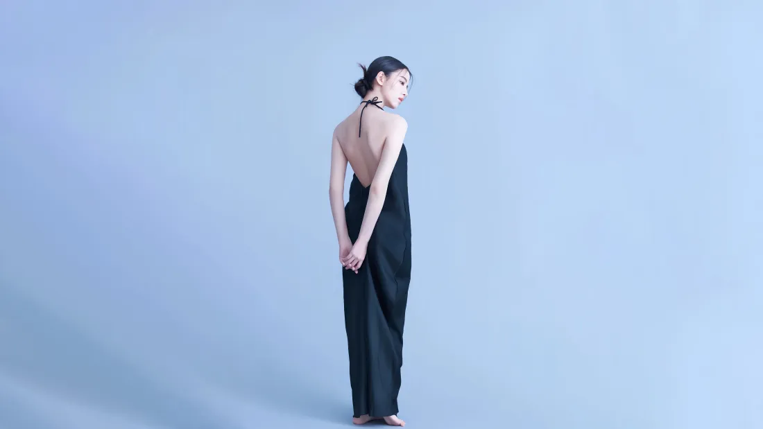 9k背影美女黑色吊带裙壁纸｜浅蓝色背景图片 - 优雅「哲风壁纸」