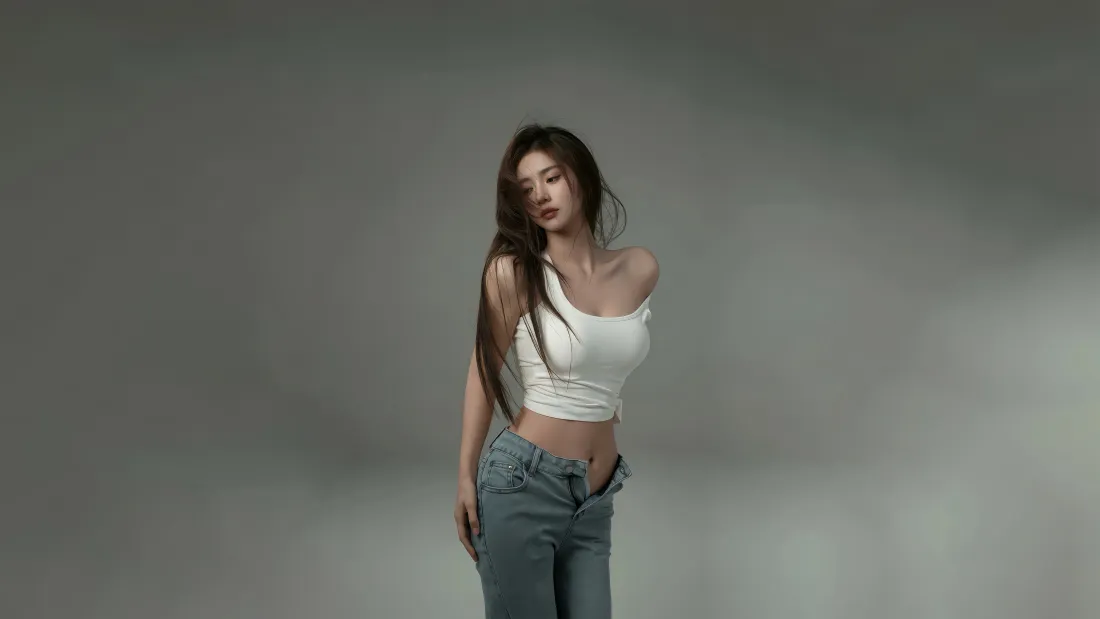 8k长发美女壁纸｜灰色背景图片 - 白色短上衣牛仔裤「哲风壁纸」