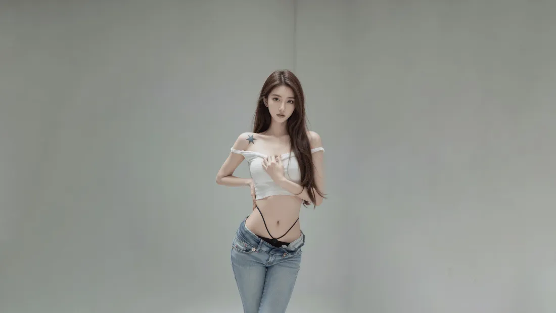8k白衣美女壁纸｜灰色背景图片 - 牛仔裤穿搭「哲风壁纸」