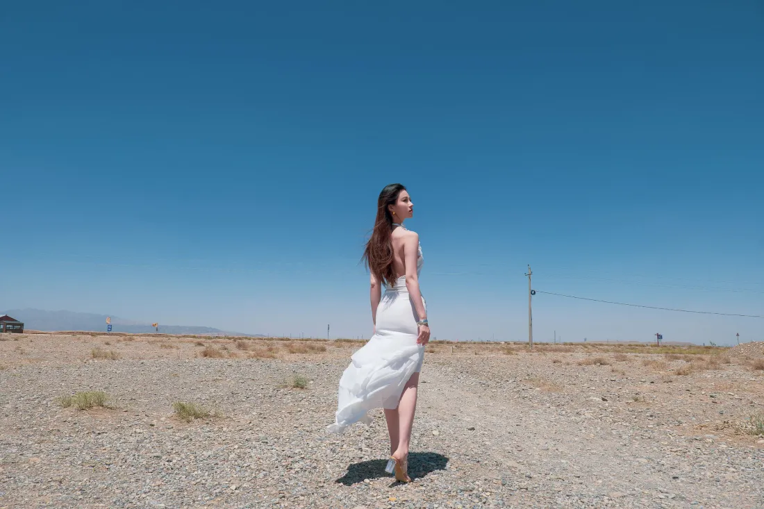 3k白衣女子壁纸｜荒漠蓝天背景图片 - 白裙风「哲风壁纸」