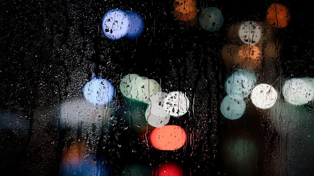 4k雨夜光斑壁纸｜雨夜背景图片 - 湿玻璃灯光「哲风壁纸」