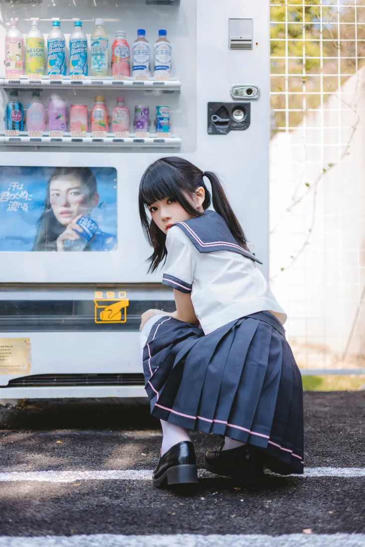 jk水手服手机壁纸｜自动售货机背景图片 - 户外女生「哲风壁纸」