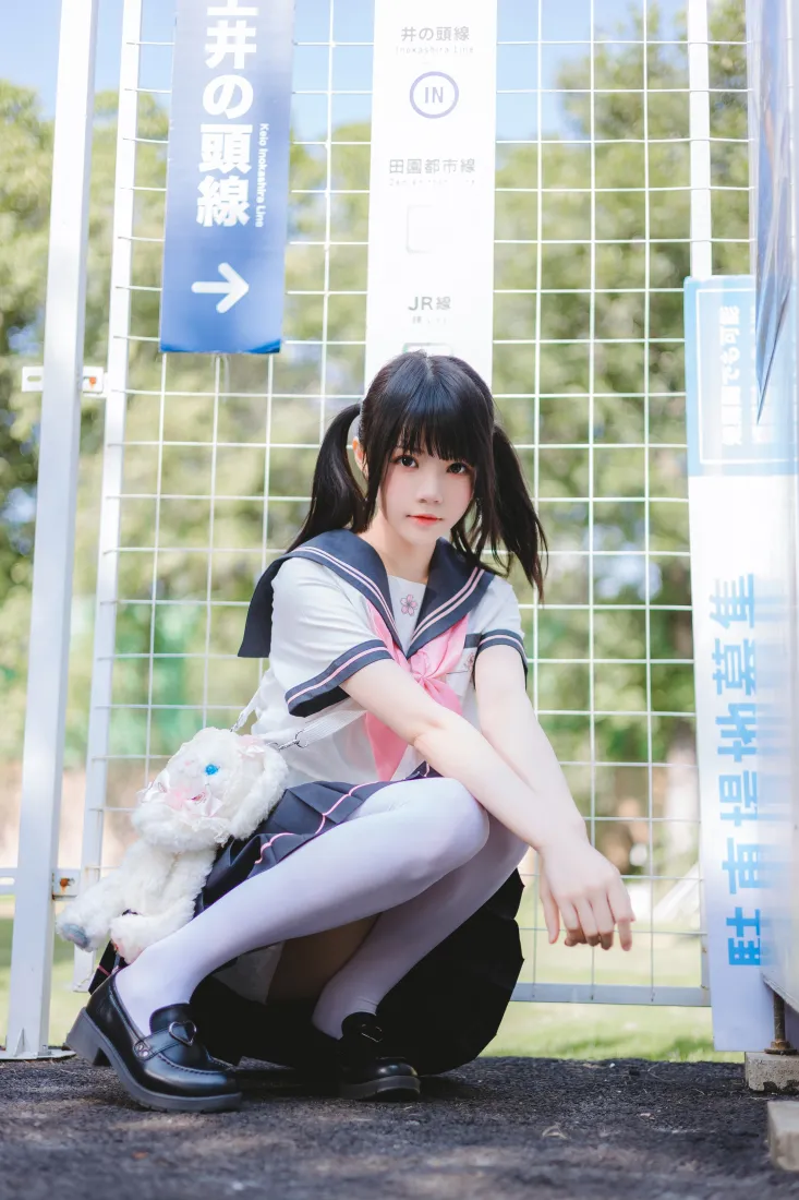 双马尾JK手机壁纸｜校园网格背景 - 白袜玩偶「哲风壁纸」