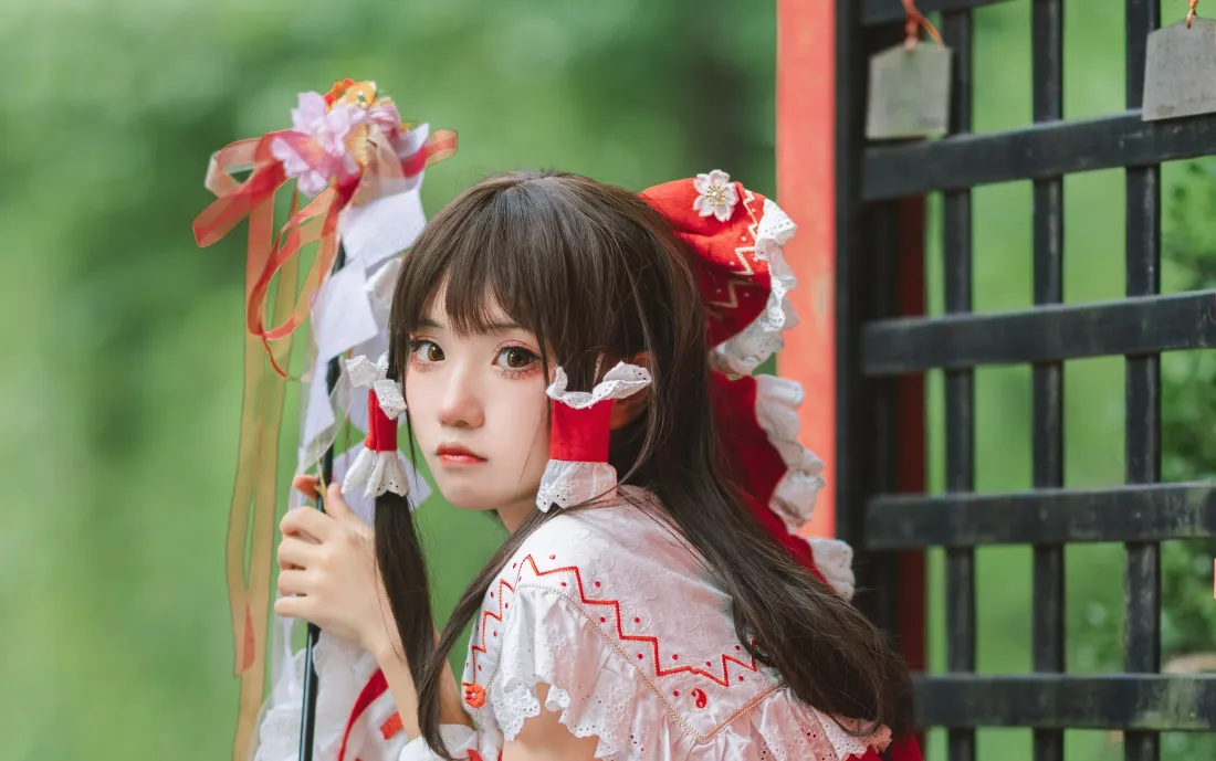 4k博丽灵梦壁纸｜绿色背景图片 - cosplay「哲风壁纸」