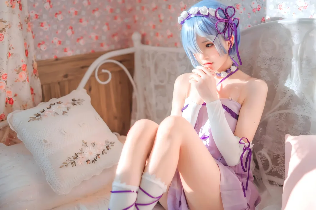 7k蕾姆cos壁纸｜房间背景图片 - 紫色服装「哲风壁纸」