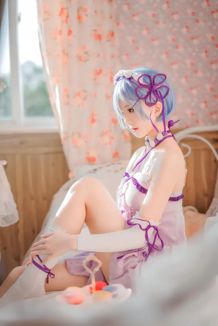 蕾姆cos手机壁纸｜粉色卧室背景 - 甜美睡衣美女「哲风壁纸」