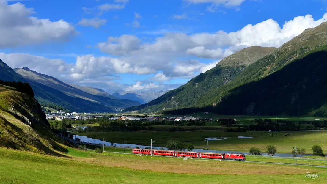 2k自然风景壁纸｜山谷背景图 - 蓝天火车草地「哲风壁纸」