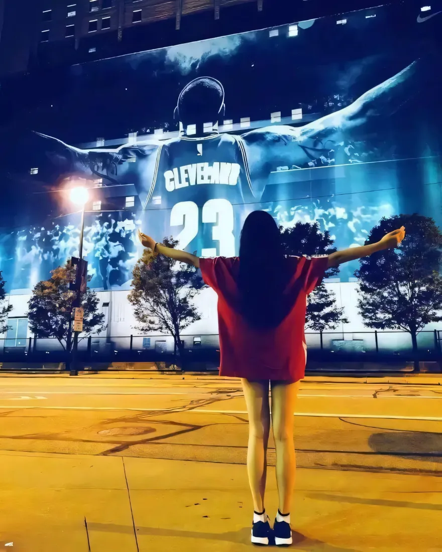 背影23号球服手机壁纸｜篮球场夜景背景图片 - 红色上衣「哲风壁纸」