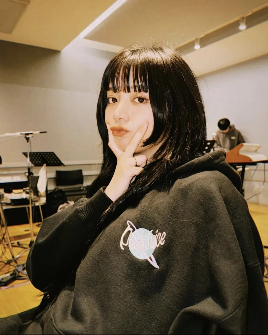 池田依来沙手机壁纸｜室内背景图片 - 可爱卫衣「哲风壁纸」