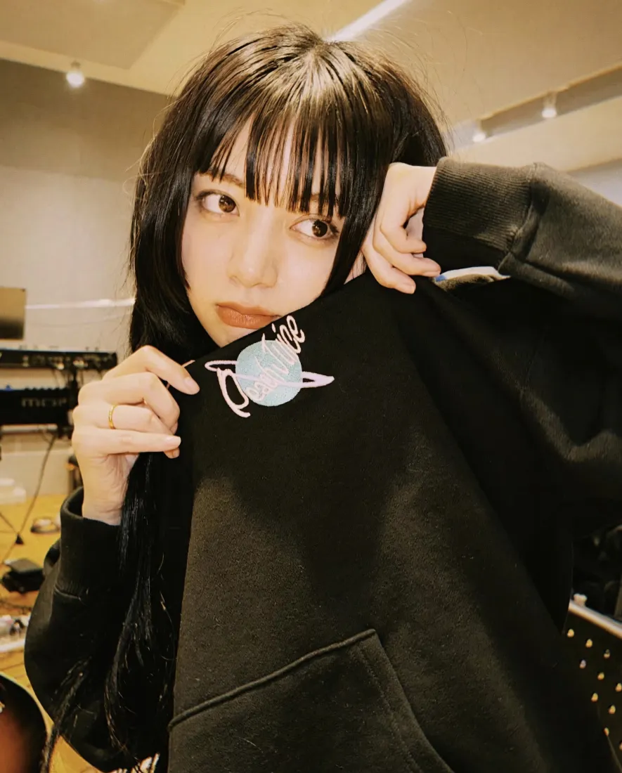 池田依来沙手机壁纸｜室内背景图片 - 黑色连帽衫「哲风壁纸」