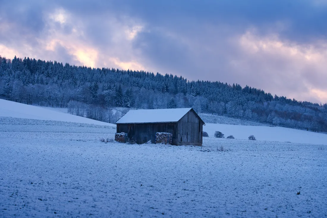6k冬日小屋雪景壁纸｜雪地黄昏背景图 - 自然风景「哲风壁纸」